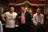 Valderas apoya a los vecinos encerrados en el Ayuntamiento de Almogía desde hace más de 25 días