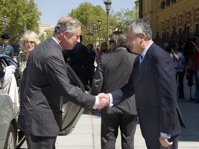 José Antonio Griñán saluda a Carlos de Inglaterra, a su llegada al Palacio de Sa