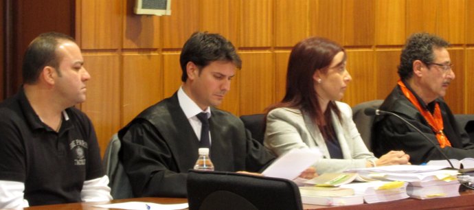 Los acusados Manolo S. y María Cruz A. con sus letrados en una de las sesiones d
