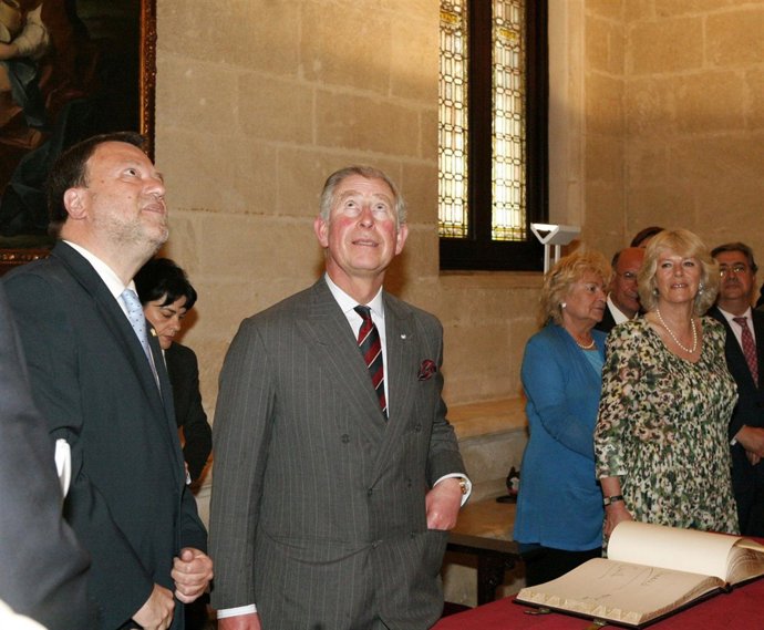 El Príncipe Carlos de Inglaterra y Camilla Parker Bowles en su visita de hoy al 