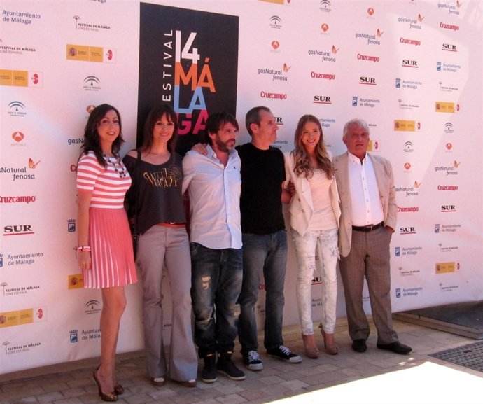 Los actores y el director de la película 'En fuera de juego'