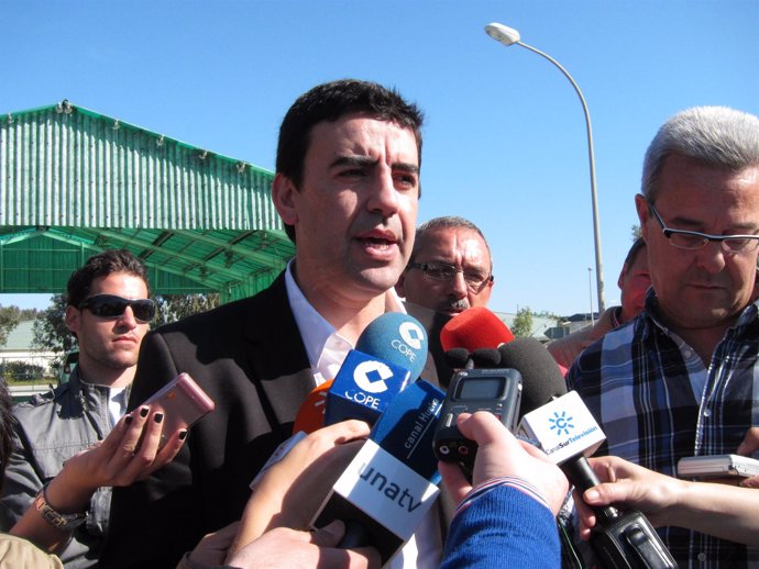 El portavoz del grupo parlamentario socialista, Mario Jiménez, ante los medios.