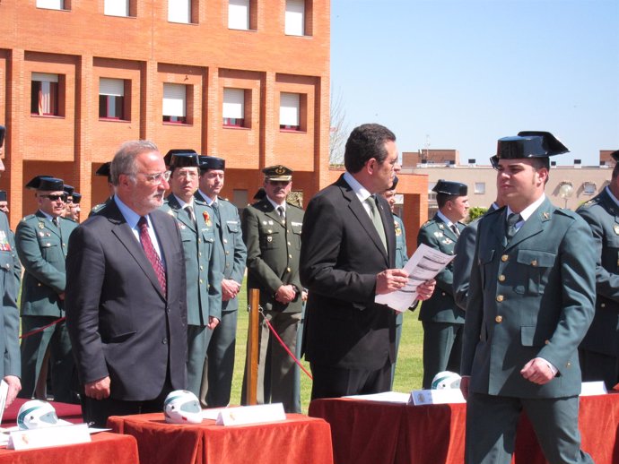 Pere Navarro y el alcalde de Mérida entregan los diplomas de dos cursos de la Gu