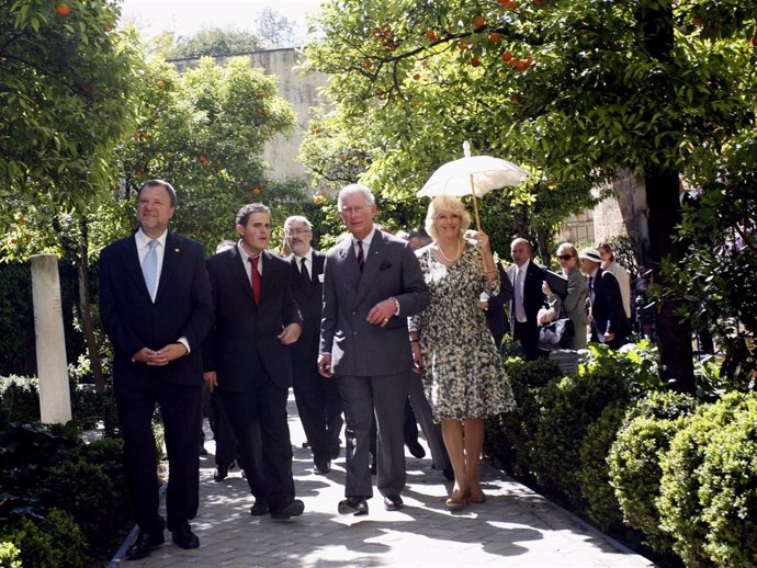 El alcalde de Sevilla, Alfredo Sánchez Monteseirín, acompaña al Príncipe Carlos 
