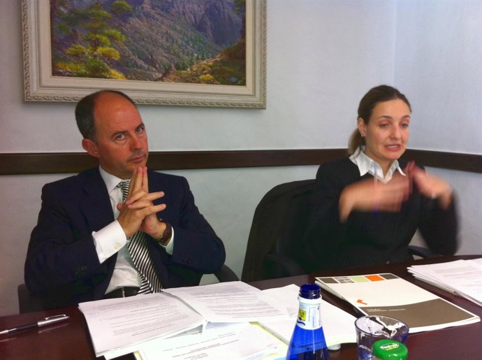 El socio director de Sagardoy Abogados José Manuel Martín Martín y la socia resp