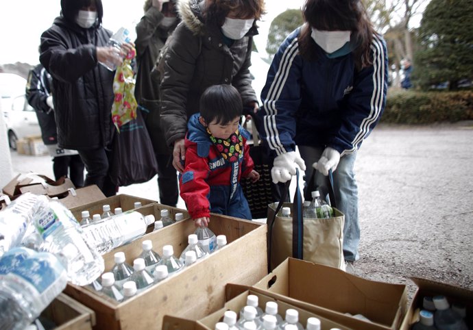 Gente en Japón buscando botellas de agua