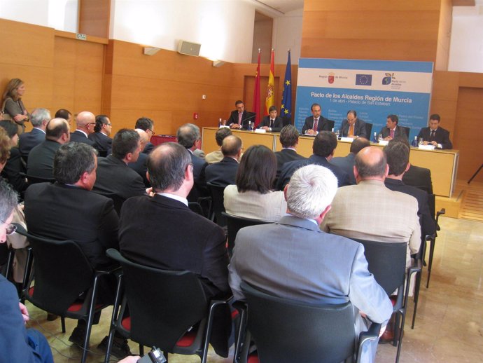 Los alcaldes, en primer plano, asisten al acto presidido por Marín
