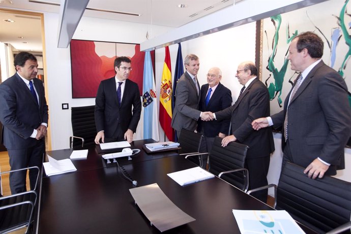 O presidente da Xunta, Alberto Núñez Feijóo, acompañado polo conselleiro de Pres