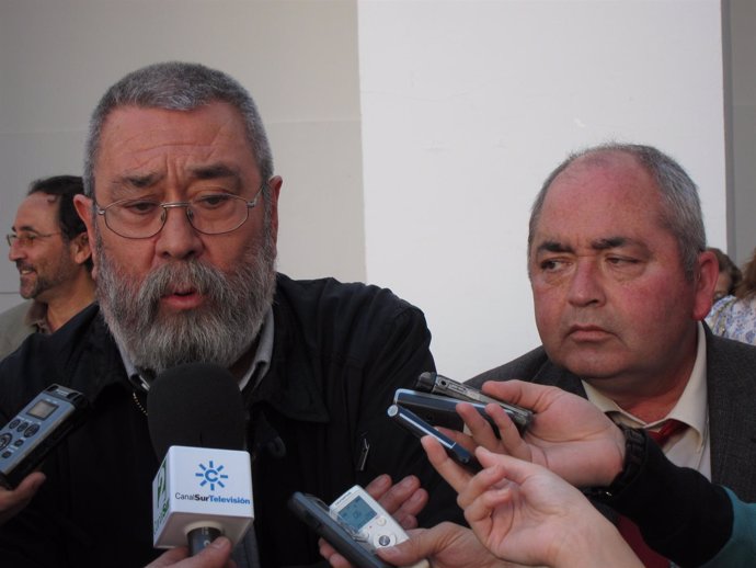 Méndez, observado por Pastrana, atiende a los periodistas