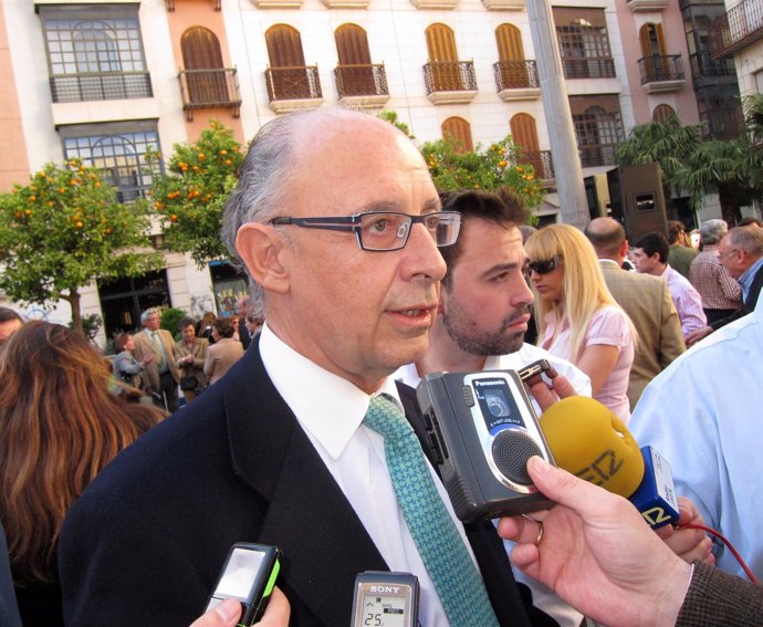 El coordinador de Economía del PP, Cristóbal Montoro, atiende a los medios en Ja