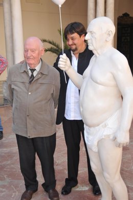 El escultor, junto a una de sus obras y al modelo que usó la misma