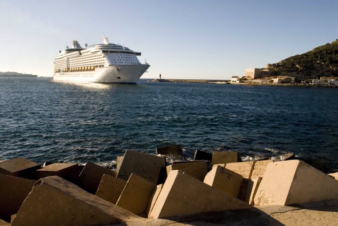 El crucero Voyager entrando en el puerto de Cartagena