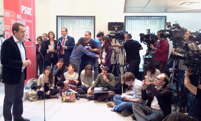 Alarte atiende a los medios de comunicación en el Comité Federal del PSOE.