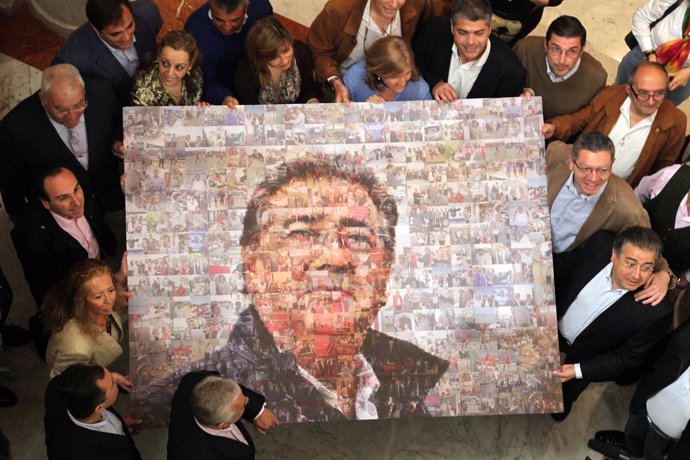 Entrega de un collage al candidato del PP a la Alcaldía de Sevilla, Juan Ignacio