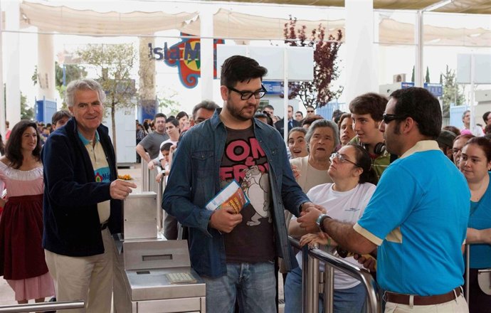 El humorista accediendo al parque de atracciones