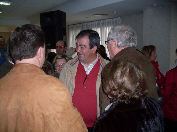 Francisco Álvarez-Cascos con simpatizantes en Asturias