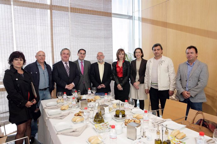 Salvador Pendón con representantes sindicales y empresariales