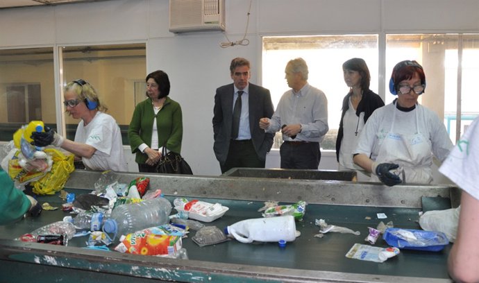 El candidato del PRC en Santander, José María Fuentes-Pila, visita Amica