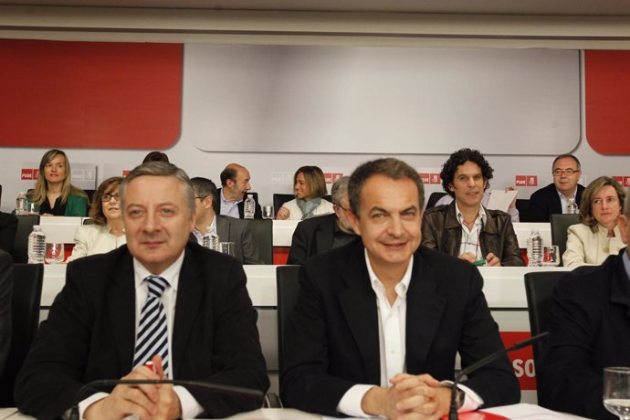 Zapatero en el Comité Federal del PSOE, con Chacón al fondo