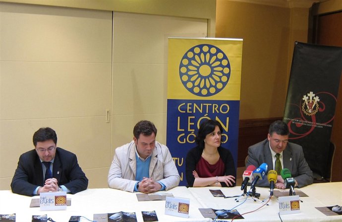 El presidente de 'León Gótico', Juan Hernández Dopico; el secretario de la Junta