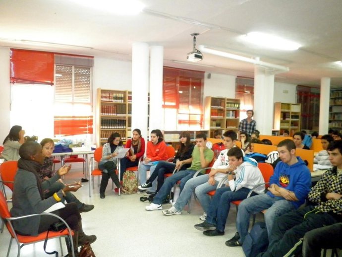 Encuentro con la directora de cine Zipporah Nyaruri en el IES Santiago Apostol d