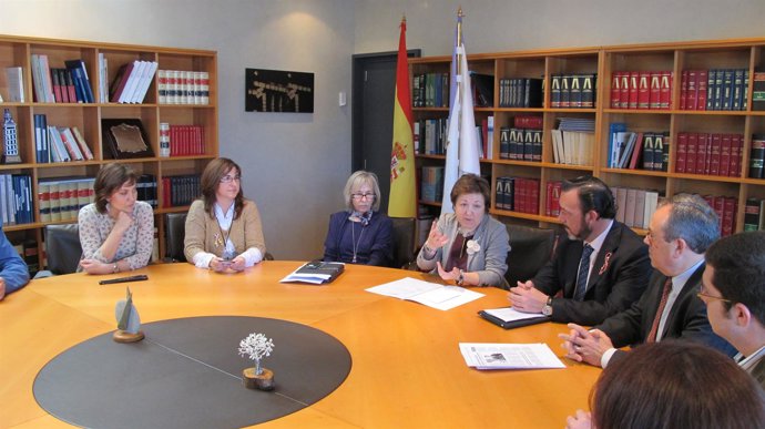 La conselleira de Sanidade, Pilar Farjas, entrega lsa primeras tarjetas a famili