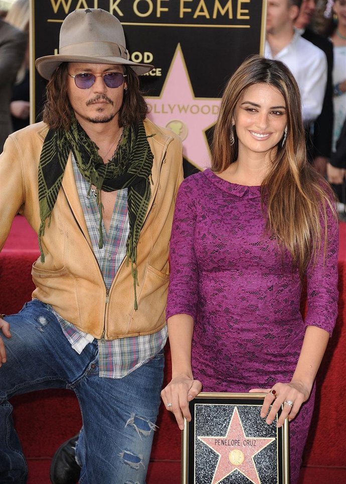 Jonnhy Depp y Penélope Cruz en el paseo de la fama