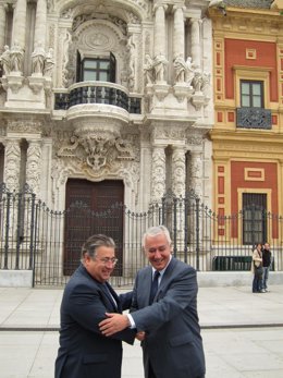 El presidente del PP-A, Javier Arenas, con el candidato a la Alcaldía de Sevilla