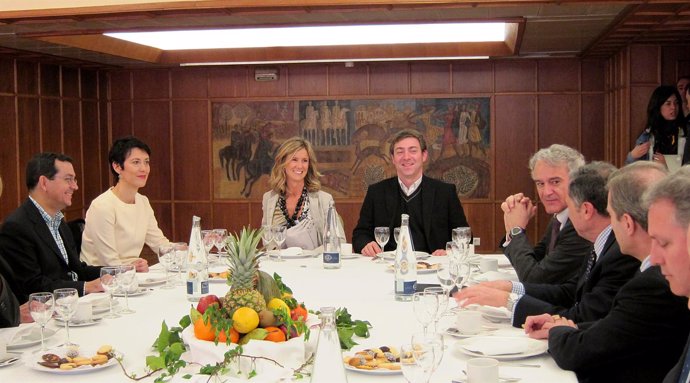 La ministra Garmendia en un encuentro con empresarios navarros.