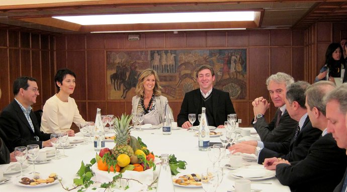 La ministra Garmendia en un encuentro con empresarios navarros.