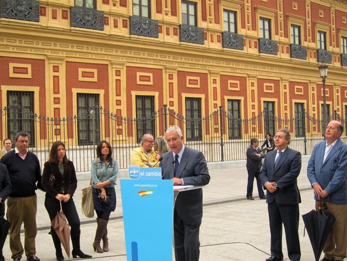 El presidente del PP-A, Javier Arenas, durante un acto con Juan Ignacio Zoido en