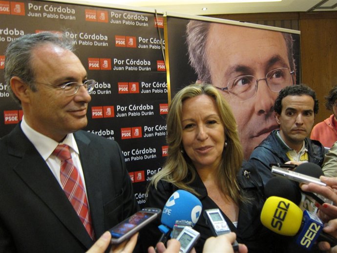 Trinidad Jiménez atiende a los medios junto a Juan Pablo Durán