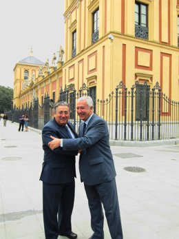 El presidente del PP-A, Javier Arenas, junto al candidato a la Alcaldía de Sevil