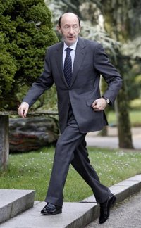 Rubalcaba, recibido al grito de "presidente" en Palma de Mallorca