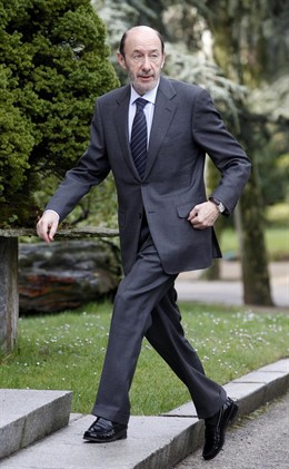 Rubalcaba por el jardín de camino a una reunión