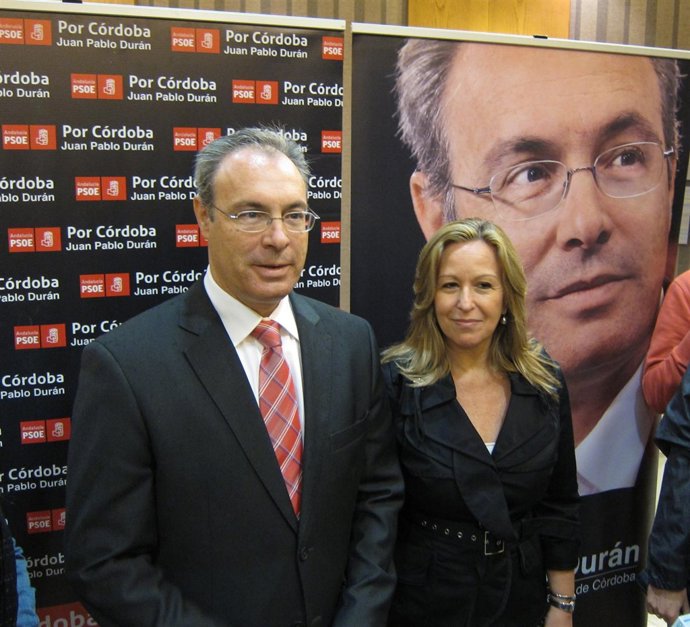 Juan Pablo Durán y Trinidad Jiménez ante un cartel del candidato cordobés