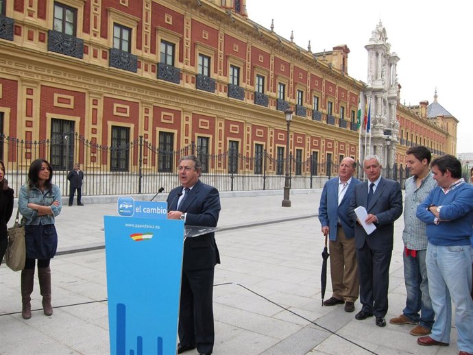 El candidato del PP a la Alcaldía de Sevilla, Juan Ignacio Zoido, en un acto ant
