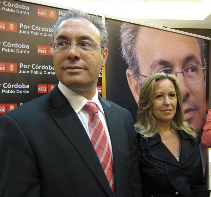 Juan Pablo Durán junto a Trinidad Jiménez