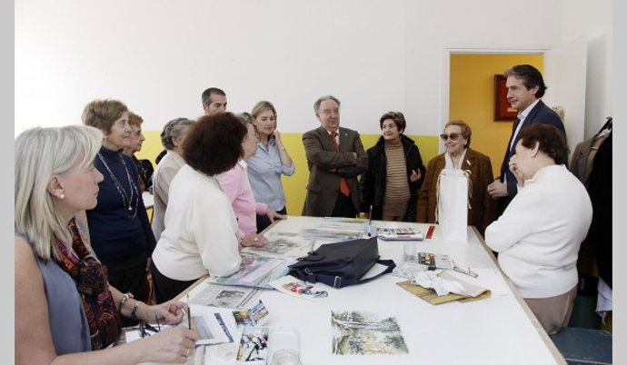 De la Serna con representantes de colectivos de mayores