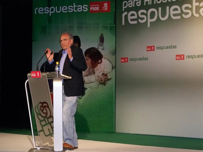 Alfonso Guerra en un mitin hoy domingo en Sevilla