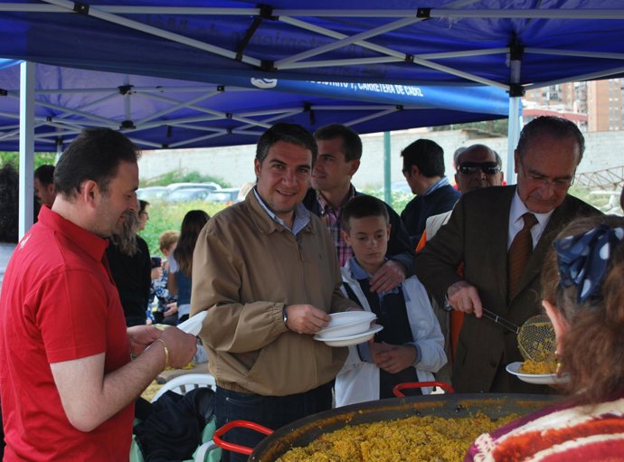 Bendodo y De la Torre en la paella con los vecinos