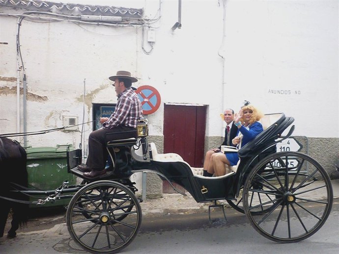 Vecinos de Íllora imitando al principe de Gales y su esposa