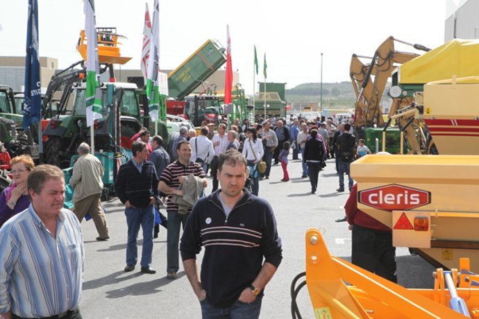 FOTOGRAFÍAS FERIA DE EJEA. EXPOSICIÓN MAQUINARIA AGRÍCOLA