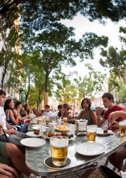 Gente tomando cerveza