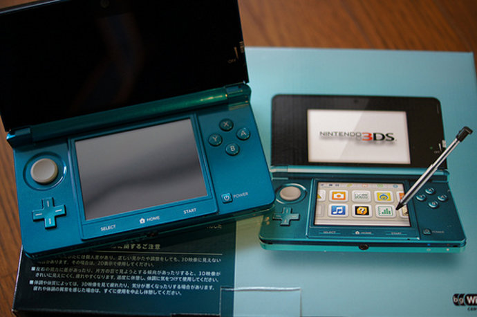 nintendo 3ds con caja por gtknj CC Flickr 