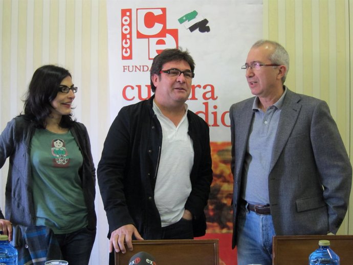 Julián Carretero, acompañado de Miguel Ángel García y Rosa Calvo