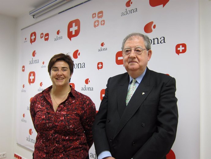 La secretaria y el presidente de la Asociación de Donantes de Sangre de Navarra.