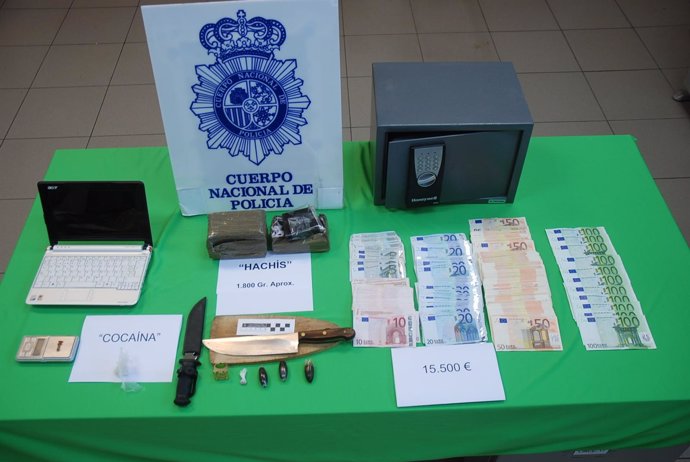Droga, dinero y demás utensilios incautados por la Policía Nacional