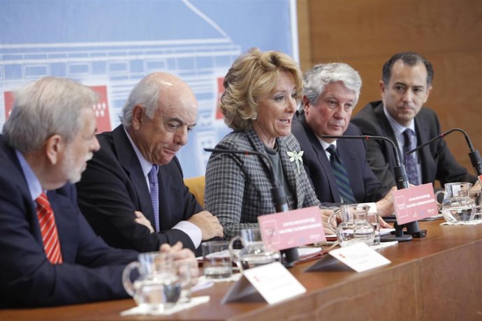 Fotografías De La Presidenta Esperanza Aguirre En La Firma Del Convenio De Colab