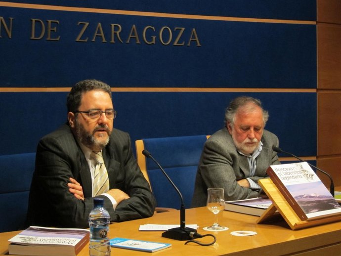 El escritor, Alberto Serrano,  junto al jefe de Gabinete de la Presidencia del l